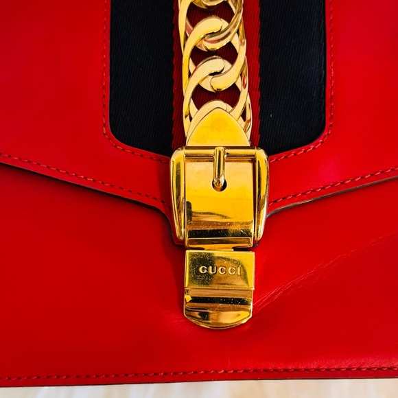 🔥NEGOTIABLE 🔥Gucci Red and Gold Shoulder Bag with Chain Detail - Picture 3 of 10